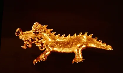 Anhänger, der ein Krokodil darstellt, das eine menschliche Figur im Maul hat, aus La Vaca, Punta Burica